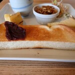 カフェ オハナ - ◯トースト
バター、いちごジャム、シナモン、小倉から選択できる

軽くマーガリンが塗られていて
マーガリン感は希薄となる

その上に小倉餡が載っており
コンガリと焼かれていて香ばしい美味しさ
