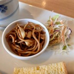 カフェ オハナ - ◯焼きそば
口に入れると鰹節の香りと味わいがふんわりと広がり
良い感じだねえ♪

具材はキャベツのみで焼きそばソースな普通の味わいだった

◯サラダ
市販の胡麻ドレッシングが掛けられていた