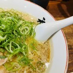 元祖熟成細麺　香来 - 背脂多めにしたら、この脂の層♪