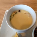カフェ オハナ - ◯茶碗蒸し
この茶碗蒸し、ほとんど素が無いなあ❕
キチンと管理されて作られている感はある

具材は三つ葉、椎茸、ちくわ、スイートコーン
数ミリの鶏肉となる

顆粒出汁と椎茸の出汁感があって美味しい