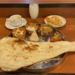 Mini Nepal Restaurant & Bar ALISHA - Ｂランチ 
                      (ベジタブルカレー･シーフードカレー(激辛)･ 
                       ナン･ライス･漬物･サラダ･パパド･ 
                       チキンティッカミントソース･スープ･ラッシー)