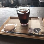 241766252 - アイスコーヒーとアーモンドクッキー