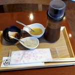 とんかつ ばんぶー - 塩　漬物　ソース　カラシ