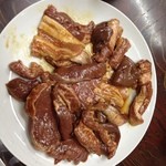 金屋 - ホルモン盛り合わせとハラミ