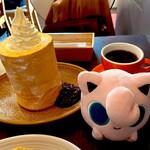 松涛カフェ - ラージロールケーキに生クリームと小倉トッピング