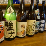 Koharu - カウンターにズラリと並ぶ日本酒と焼酎