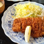 かつ石 - ロースカツ２５０㌘定食（千切りキャベツ、マカロニサラダ）、御飯、味噌汁、御新香（搾菜、メンマ）