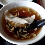 中国ラーメン彩龍 - スープにドボン♪(´ε｀*)ｩﾏｨ
