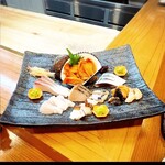 小魚料理 とみ助 - 写真左上↖️からカンパチ、赤貝、しめ鯖、栄螺、鱸焼き霜、生蛸の吸盤湯引き、平目になります(o^^o)