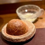 アカ - アヒージョの時期がラストの白子の旨味が際立ち、クリーミーな舌触りが秀逸。自家製ライ麦パンはサクサクとした食感とライ麦の香りが素晴らしい。