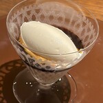 アカ - ❿プリンと山羊のアイスクリーム　
      ～マミヤというスペインのミルクプリン。山羊のミルクで作ったアイスクリーム。間の甘くて苦いキャラメルソースが秀逸。"苦み"って日本人に合った素敵な味覚だな～♡