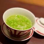 アカ - ❶スナップエンドウのカルドソ
      ～春の新緑をイメージするこの季節の涙豆を使いスペイン風雑炊。スナップエンドウは敢えて小粒のものを厳選してプチプチの食感と豆の旨味をリゾット感覚で楽しめるスープ。