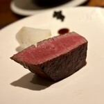 アカ - ❼佐賀産ヒレの薪火焼き
      ～薪の香りがふわっと香るヒレ肉の表面はカリッとした香ばしに包まれ旨味が閉じ込められ、中は絶妙な火入れで色合いも美しい。新玉葱のローストとヒレ肉は相性もGood♡