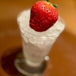 アカ - ❾京都産の亀岡女峰苺
      ～大きな苺は口直し的な役割だが、酸味と甘味のバランスが良く爽やかな一品。