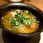 アカ - ❺車海老と白子のアヒージョ
      ～プリプリの車海老とトロトロの蕩ける河豚白子が熱々のニンニクオリーブオイルに沈み花山椒を散らしたアヒージョ。特に時期がラストの白子の旨味が際立ち、クリーミーな舌触りが秀逸。