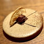 アカ - ⓫ペルー産アマゾンカカオとスペイン産チョコレート
      〜2種類の食材を使った生チョコは甘みを抑えた大人の味わい。ほんのり酸っぱい林檎のチップスを添えて。