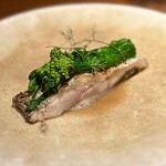 アカ - ❸太刀魚と菜の花の炭火焼き
      ～重量感のある太刀魚を薪焼きでじっくりレアに焼き上げ、ふわふわな食感と皮目のパリパリ感が絶妙。大きすぎて５本指サイズのドラゴンクラスを上回る７本指クラス。