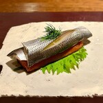 241781801 - ❷小肌のボカティージョ
                        ～名物のスペシャリテ。軽く炙ったトマトを練り込んだパンにビネガーでマリネした小肌を大葉で包んで摘まんで頂くが、酸味が効いた小肌に悶絶して言うことがありません♡