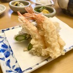 天ぷら よこい - ●二皿目
      ・海老
      ・アスパラガス