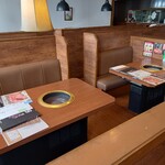 牛角 - 店内、ガラガラ