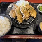 中華食堂 よしだ屋 - 新潟カレー唐揚げ定食 ¥920、ご飯増量＋¥50