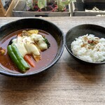 Soup curry EsoLa - チキン野菜カリー　蘇生スープ　ゴーダチーズ　