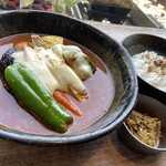 エソラ - 料理写真:チキン野菜カリー　蘇生スープ　ゴーダチーズ　
えのき茸のピクルス