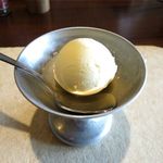 カレーの店　ヒロコロンボ - デザートのサービスアイスクリーム