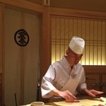 鮨 さいとう - 新店舗は前と同様、壁が八の字型です。
      壁、白木になった以外はあまり変わらないのが良いですね(^^)