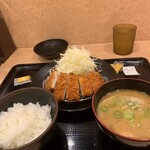 松のや - ご飯は、小で豚汁に変更。