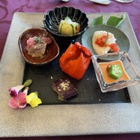 リストランテ・ベニーレベニーレ - 【平日限定】大人気のパスタやドルチェ含む全4皿+乾杯
                    スパークリング
                    前菜
                    八幡平サーモン あべ鶏タリアータ
                    トマトババロア
                    穴子 赤ワイン煮 あじわい林檎ポーク