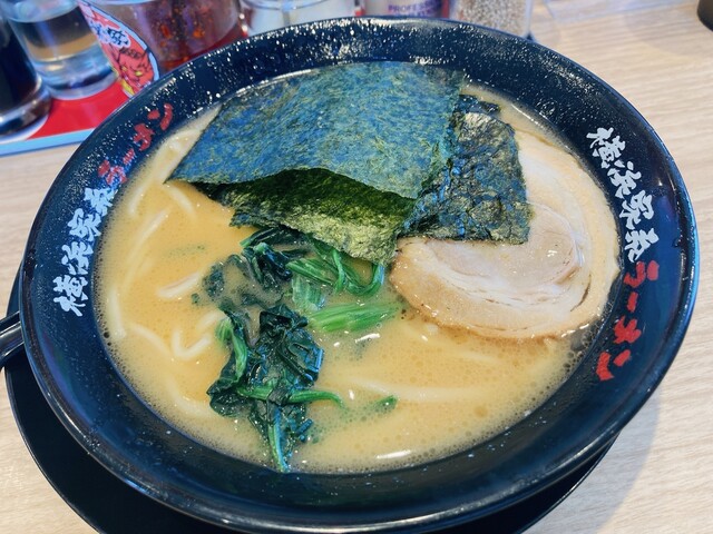 Yokohama Iekei Ramen Yuurakuya Okazaki Uto Ten photo 2