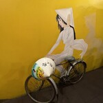 Bếp Mẹ ỉn - 壁に描かれた自転車の女性