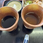 二八そば ひらい - 2種のつけだれ（黒しょうゆ、白しょうゆ）