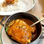 CURRY CLUB キュイエール - デカい鶏もも肉