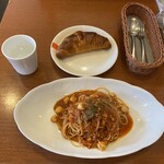 Purieru - タコと小柱のトマトソースパスタとクロワッサン