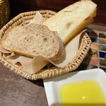 メッシタ パーネ エ ヴィーノ - パン２種　玉ねぎ　全粒粉