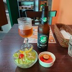 Baruman Kafe - セットのミニサラダ・ミニ前菜とボトルビール