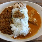 珈琲とロゴデザイン - あいがけカレー（名物キーマカレーと、バターチキンカレー）