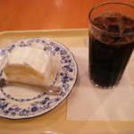 ドトールコーヒーショップ - しっとりスフレロール320円、アイスコーヒー200円