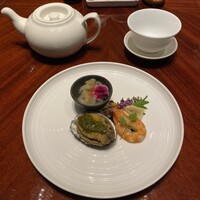 個室中華 頤和園 京橋店 -  活鮑冷菜、旬野菜、クラゲ、香り有頭海老の銘々盛り合わせ