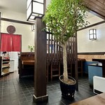 Tsubaki - 建物は古いが店内は隅々まで清掃が行き届いており、揚げ物屋特有の油臭さも殆どない