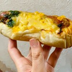 ブーランジェリ･エ･カフェ　オブジェ - オニオンソーセージ♡半分に切られたピリ辛なフランクがドーンと乗せられたホットドッグ♡♡チーズとまろやかなソースが合わさってとても美味しい…♡お気に入りです♡