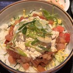 板前心 菊うら - 新玉葱と鮭のマヨネーズ和え海鮮丼