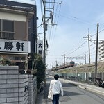 大勝軒 - 武蔵野線がちょうど駅に着きました♪