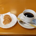 Ryokusuien - ホットコーヒーとお煎餅