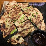 朱楽 - 青唐チヂミ✨生地は厚ぼったくなくカリッと表面を焼いていて青唐が後からピリっと辛さが来るのが美味しい✩⋆*॰¨̮⋆｡˚✨✨