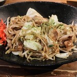 朱楽 - ホルモン焼きそば✨お野菜とホルモンが細麺に絡まり美味しい｡:°ஐ..♡*青のりの風味とたまに一緒に戴く紅しょうがのピリッとが堪らない｡:°ஐ..♡*✨