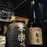 朱楽 - 以前からある開店10周年記念の大きな瓶✨
      左横には朱楽のお名前入り甕焼酎の容器✨
      