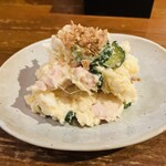 朱楽 - ママさん特製ボテトサラダフライドオニオンが堪らない(๑ᵒ̴̶̷͈᷄ᗨᵒ̴̶̷͈᷅)و✨✨これが本日つき出しとは嬉しい！✨